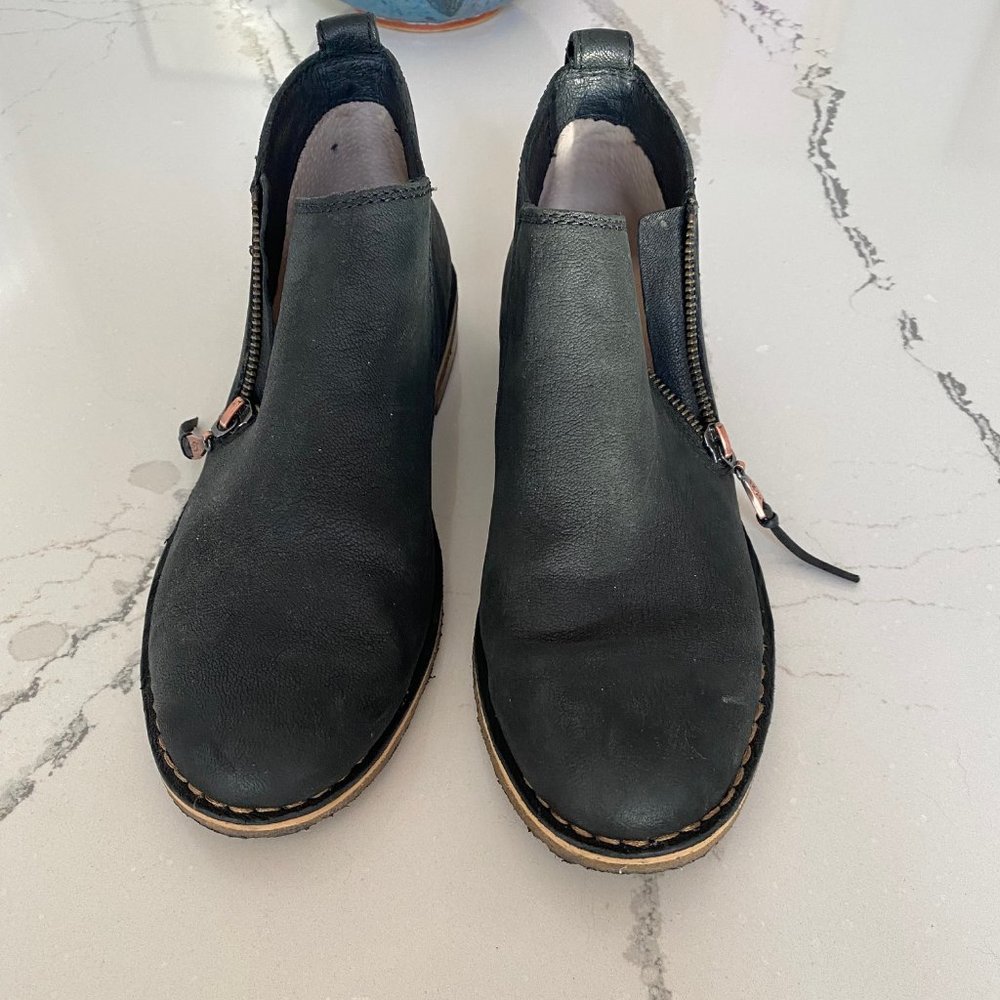 UGG ankle boots, black leather, 8.5, worn 3 times